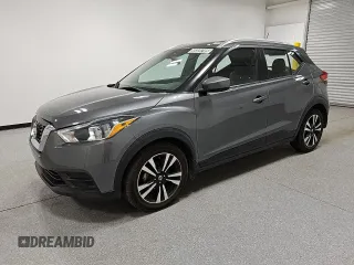 2020 Nissan Kicks SV z VIN 3N1CP5CV9LL546447, wystawiony jako Copart lot #59320745 z przebiegiem 111 533 mil mil oraz Czysty tytuł • Clean title. Historia ofert i sprzedaży dostępna na DreamBid. Obrazek 1.