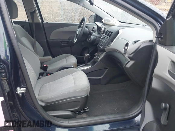 2016 Chevrolet Sonic LS z VIN 1G1JA5SH4G4156474, wystawiony jako IAAI lot #41225354 z przebiegiem 46 687 mil mil oraz . Historia ofert i sprzedaży dostępna na DreamBid. Obrazek 5.
