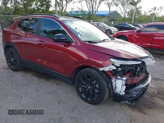 2024 Buick Encore GX Sport Touring z VIN KL4AMDSL2RB008247, wystawiony jako IAAI lot #41924176 z przebiegiem 7 663 mil mil oraz . Historia ofert i sprzedaży dostępna na DreamBid. Obrazek 1.