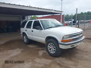 1998 Chevrolet Blazer LS z VIN 1GNDT13W8W2221235, wystawiony jako IAAI lot #42306008 z przebiegiem 245 556 mil mil oraz . Historia ofert i sprzedaży dostępna na DreamBid. Obrazek 1.