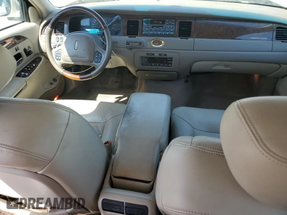 2002 Lincoln Town Car Cartier z VIN 1LNHM83W72Y617952, wystawiony jako Copart lot #50666275 z przebiegiem 238 169 mil mil oraz Czysty tytuł • Clean title. Historia ofert i sprzedaży dostępna na DreamBid. Obrazek 8.
