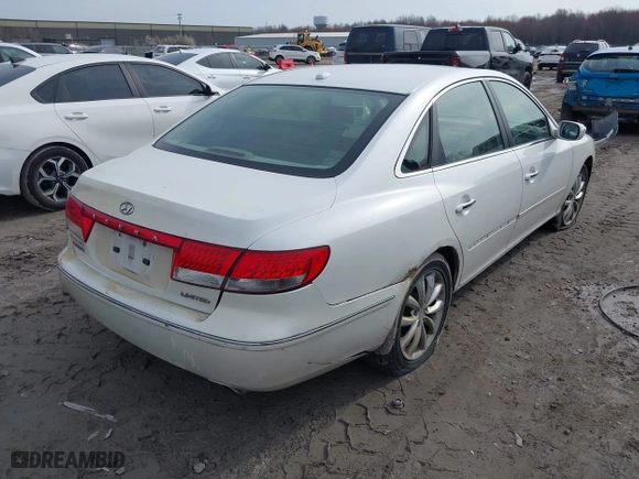 2008 Hyundai Azera Limited with VIN KMHFC46F18A306212, listed as a IAAI auction lot 42025792 with 230,350 mi miles. Bid and sale history available at carsss.com. Image 4.