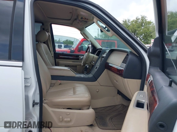 2006 Lincoln Navigator Luxury z VIN 5LMFU27576LJ27131, wystawiony jako IAAI lot #41927620 z przebiegiem 126 423 mil mil oraz . Historia ofert i sprzedaży dostępna na DreamBid. Obrazek 5.