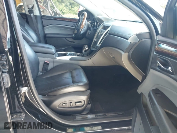 2011 Cadillac SRX Performance Collection z VIN 3GYFNBEY1BS552568, wystawiony jako IAAI lot #42321621 z przebiegiem 111 121 mil mil oraz . Historia ofert i sprzedaży dostępna na DreamBid. Obrazek 5.