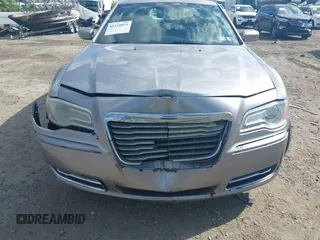2014 Chrysler 300 z VIN 2C3CCAAG3EH380058, wystawiony jako IAAI lot #42220051 z przebiegiem 116 263 mil mil oraz . Historia ofert i sprzedaży dostępna na DreamBid. Obrazek 6.