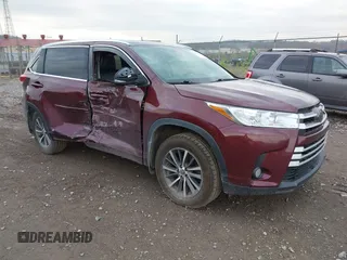 2018 Toyota Highlander SE z VIN 5TDJZRFH8JS812656, wystawiony jako IAAI lot #42067101 z przebiegiem 139 678 mil mil oraz . Historia ofert i sprzedaży dostępna na DreamBid. Obrazek 1.
