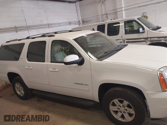 2013 GMC Yukon XL SLT with VIN 1GKS2KE70DR273126, listed as a IAAI auction lot 42147902 with 233,032 mi miles. Bid and sale history available at carsss.com. Image 13.