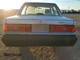 1986 Toyota Camry z VIN JT2SV12E9G0477991, wystawiony jako Copart lot #85531214 z przebiegiem 297 033 mil mil oraz Czysty tytuł • Clean title. Historia ofert i sprzedaży dostępna na DreamBid. Obrazek 6.