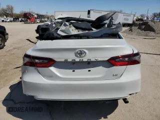 2024 Toyota Camry LE z VIN 4T1C11AK0RU197821, wystawiony jako Copart lot #52981825 z przebiegiem 35 396 mil mil oraz Szkody całkowita. Historia ofert i sprzedaży dostępna na DreamBid. Obrazek 6.