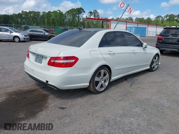 2010 Mercedes-Benz E-Class E 350 Luxury with VIN WDDHF5GB0AA059847, listed as a IAAI auction lot 42158332 with 293,386 mi miles. Bid and sale history available at carsss.com. Image 4.