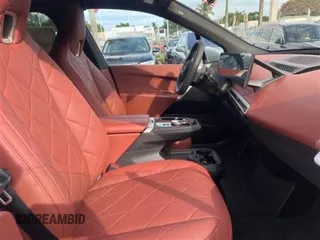 2025 BMW iX xDrive50 z VIN WB523CF08SCS84595, wystawiony jako Copart lot #59615305 z przebiegiem 9 mil mil oraz Szkoda całkowita • Salvage title. Historia ofert i sprzedaży dostępna na DreamBid. Obrazek 5.