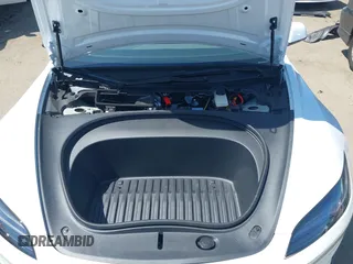 2025 Tesla Model 3 Long Range z VIN 5YJ3E1EAXSF885110, wystawiony jako IAAI lot #42400734 z przebiegiem 4 276 mil mil oraz . Historia ofert i sprzedaży dostępna na DreamBid. Obrazek 10.