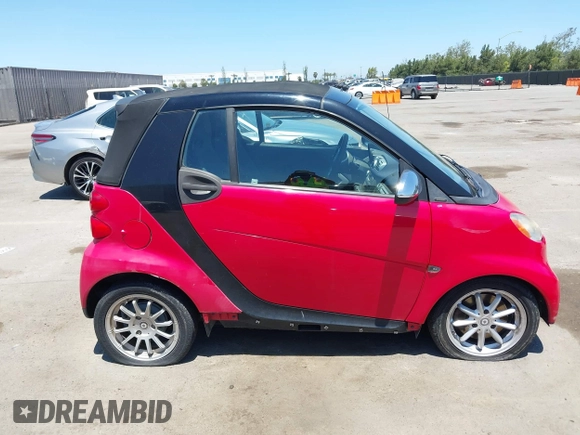 2011 Smart fortwo Passion z VIN WMEEK3BA7BK427739, wystawiony jako IAAI lot #42224225 z przebiegiem 31 675 mil mil oraz . Historia ofert i sprzedaży dostępna na DreamBid. Obrazek 14.