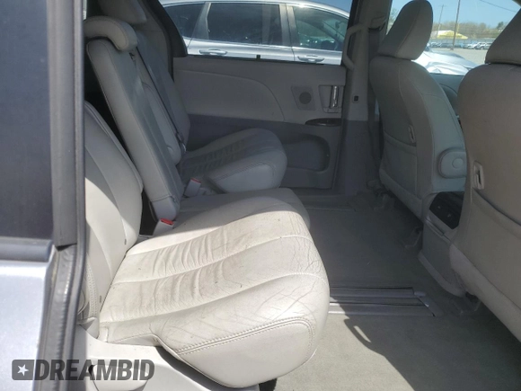 2012 Toyota Sienna XLE AAS z VIN 5TDYK3DC5CS177650, wystawiony jako Copart lot #53832525 z przebiegiem Nie podano mil oraz Szkoda całkowita • Salvage title. Historia ofert i sprzedaży dostępna na DreamBid. Obrazek 11.