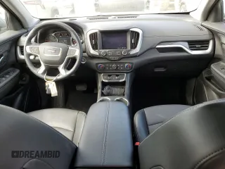 2024 GMC Terrain SLT z VIN 3GKALVEG5RL224500, wystawiony jako Copart lot #57138525 z przebiegiem 6 152 mil mil oraz Czysty tytuł • Clean title. Historia ofert i sprzedaży dostępna na DreamBid. Obrazek 8.