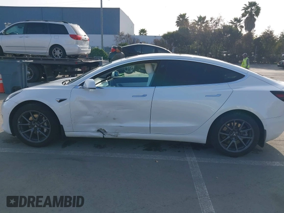 2019 Tesla Model 3 Mid Range z VIN 5YJ3E1EA0KF322776, wystawiony jako IAAI lot #41703368 z przebiegiem 131 264 mil mil oraz . Historia ofert i sprzedaży dostępna na DreamBid. Obrazek 14.