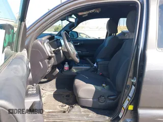 2018 Toyota Tacoma SR5 z VIN 3TMAZ5CN0JM077058, wystawiony jako IAAI lot #41685472 z przebiegiem 37 945 mil mil oraz . Historia ofert i sprzedaży dostępna na DreamBid. Obrazek 5.