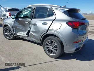 2023 Buick Encore GX Select с VIN KL4MMDSL7PB018413, выставлен на аукционе IAAI как лот 41657392 с пробегом 60 166 миль миль и . История ставок и продаж доступна на DreamBid. Изображение 3.