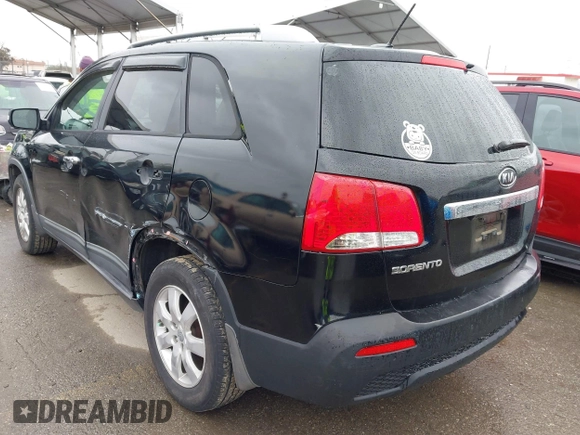 2013 Kia Sorento LX z VIN 5XYKT3A68DG388695, wystawiony jako IAAI lot #41809229 z przebiegiem 157 966 mil mil oraz . Historia ofert i sprzedaży dostępna na DreamBid. Obrazek 3.