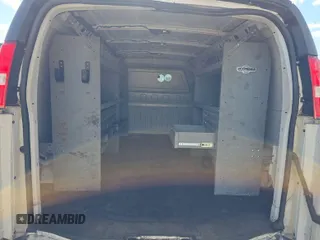 2021 Chevrolet Express Cargo z VIN 1GCWGAFPXM1166123, wystawiony jako IAAI lot #42566386 z przebiegiem 112 553 mil mil oraz . Historia ofert i sprzedaży dostępna na DreamBid. Obrazek 12.
