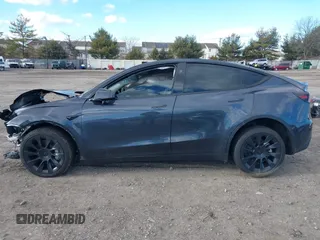 2024 Tesla Model Y Long Range z VIN 7SAYGDEE5RA317748, wystawiony jako IAAI lot #41468404 z przebiegiem 3 476 mil mil oraz . Historia ofert i sprzedaży dostępna na DreamBid. Obrazek 14.