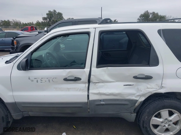 2007 Ford Escape XLT with VIN 1FMYU93147KA42293, listed as a IAAI auction lot 41586591 with 215,643 mi miles. Bid and sale history available at carsss.com. Image 14.