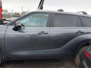 2023 Toyota Highlander L z VIN 5TDKDRBH7PS044010, wystawiony jako IAAI lot #42072483 z przebiegiem 21 655 mil mil oraz . Historia ofert i sprzedaży dostępna na DreamBid. Obrazek 14.