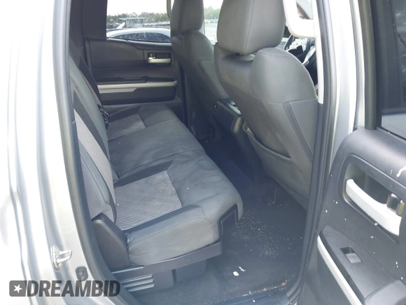 2017 Toyota Tundra SR5 z VIN 5TFRW5F10HX221961, wystawiony jako IAAI lot #42178312 z przebiegiem 54 904 mil mil oraz . Historia ofert i sprzedaży dostępna na DreamBid. Obrazek 8.