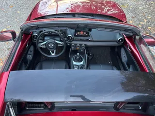 2021 Mazda MX-5 Miata Grand Touring z VIN JM1NDAM74M0461263, wystawiony jako Copart lot #81410634 z przebiegiem 44 551 mil mil oraz Szkoda całkowita • Salvage title. Historia ofert i sprzedaży dostępna na DreamBid. Obrazek 9.