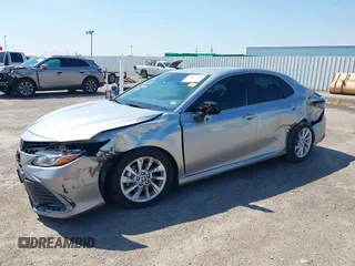 2024 Toyota Camry LE z VIN 4T1R11AKXRU883388, wystawiony jako IAAI lot #41977607 z przebiegiem 8 784 mil mil oraz . Historia ofert i sprzedaży dostępna na DreamBid. Obrazek 6.