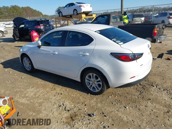 2016 Scion iA z VIN 3MYDLBZV6GY119076, wystawiony jako IAAI lot #41282871 z przebiegiem Nie podano mil oraz . Historia ofert i sprzedaży dostępna na DreamBid. Obrazek 3.