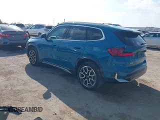 2025 BMW X1 xDrive28i z VIN WBX73EF04S5082009, wystawiony jako IAAI lot #41511596 z przebiegiem 3 561 mil mil oraz . Historia ofert i sprzedaży dostępna na DreamBid. Obrazek 3.