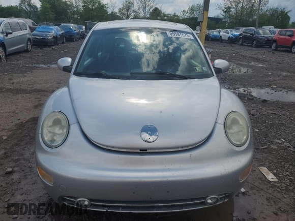 2001 Volkswagen Beetle GLX with VIN 3VWDD21C21M406898, listed as a Copart auction lot 55597675 with 104,597 mi miles and Salvage Title. Bid and sale history available at DreamBid. Image 5.