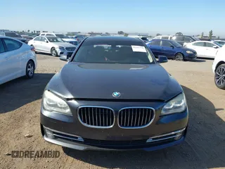 2013 BMW 7 Series 750Li xDrive z VIN WBAYF8C58DD141658, wystawiony jako IAAI lot #42327776 z przebiegiem 130 428 mil mil oraz . Historia ofert i sprzedaży dostępna na DreamBid. Obrazek 12.