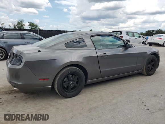 2013 Ford Mustang V6 z VIN 1ZVBP8AM8D5215538, wystawiony jako Copart lot #62214695 z przebiegiem 130 904 mil mil oraz Czysty tytuł • Clean title. Historia ofert i sprzedaży dostępna na DreamBid. Obrazek 3.