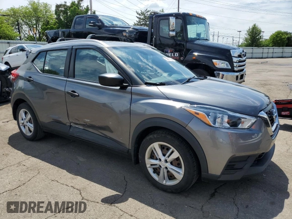 2019 Nissan Kicks S z VIN 3N1CP5CU3KL560088, wystawiony jako Copart lot #55911105 z przebiegiem 76 707 mil mil oraz Szkoda całkowita • Salvage title. Historia ofert i sprzedaży dostępna na DreamBid. Obrazek 4.