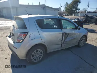 2020 Chevrolet Sonic LT z VIN 1G1JG6SB2L4115299, wystawiony jako Copart lot #41826735 z przebiegiem 120 280 mil mil oraz Szkoda całkowita • Salvage title. Historia ofert i sprzedaży dostępna na DreamBid. Obrazek 3.