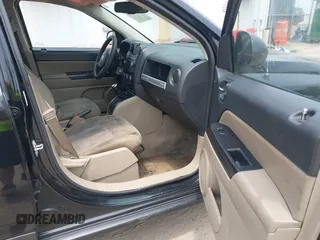 2017 Jeep Compass Sport SE z VIN 1C4NJCBA4HD148117, wystawiony jako IAAI lot #42440046 z przebiegiem 124 891 mil mil oraz . Historia ofert i sprzedaży dostępna na DreamBid. Obrazek 5.