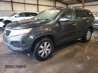2012 Kia Sorento LX z VIN 5XYKT3A13CG193817, wystawiony jako Copart lot #56641145 z przebiegiem 119 656 mil mil oraz Szkoda całkowita • Salvage title. Historia ofert i sprzedaży dostępna na DreamBid. Obrazek 1.