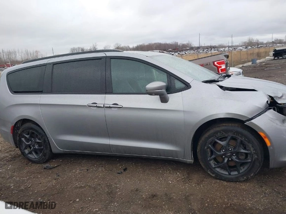 2018 Chrysler Pacifica Limited with VIN 2C4RC1GG2JR230718, listed as a IAAI auction lot 41837691 with 109,811 mi miles. Bid and sale history available at carsss.com. Image 13.