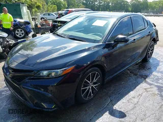 2022 Toyota Camry SE z VIN 4T1G11AK2NU499302, wystawiony jako IAAI lot #42233378 z przebiegiem 122 635 mil mil oraz . Historia ofert i sprzedaży dostępna na DreamBid. Obrazek 2.