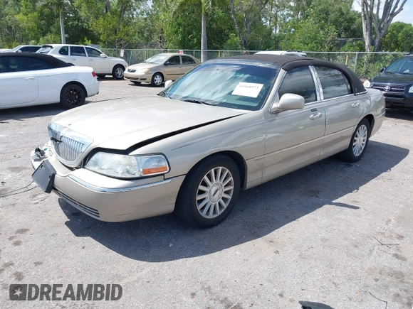 2004 Lincoln Town Car Signature z VIN 1LNHM81W24Y657023, wystawiony jako IAAI lot #41968973 z przebiegiem 112 308 mil mil oraz . Historia ofert i sprzedaży dostępna na DreamBid. Obrazek 2.