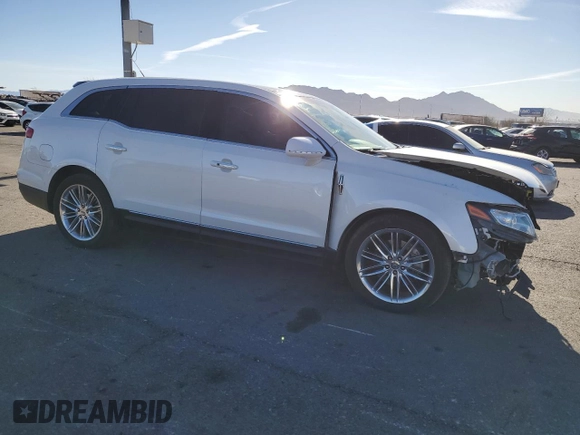 2016 Lincoln MKT EcoBoost z VIN 2LMHJ5AT9GBL01820, wystawiony jako Copart lot #85581554 z przebiegiem 43 943 mil mil oraz Szkody całkowita. Historia ofert i sprzedaży dostępna na DreamBid. Obrazek 4.