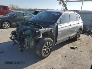 2020 Volkswagen Tiguan SE z VIN 3VV3B7AX4LM113769, wystawiony jako Copart lot #52862055 z przebiegiem 95 920 mil mil oraz Szkody całkowita. Historia ofert i sprzedaży dostępna na DreamBid. Obrazek 1.