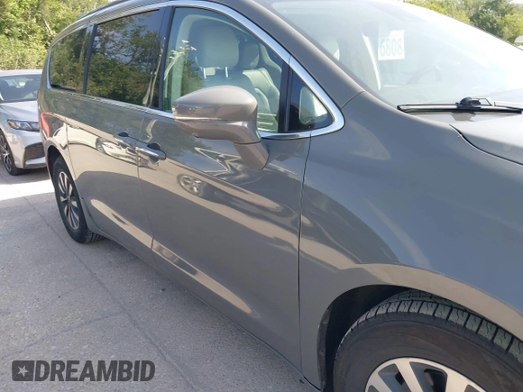 2021 Chrysler Pacifica Hybrid Touring L z VIN 2C4RC1L78MR596371, wystawiony jako IAAI lot #39993913 z przebiegiem 64 830 mil mil oraz . Historia ofert i sprzedaży dostępna na DreamBid. Obrazek 6.