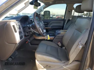 2015 GMC Sierra 3500HD SLT z VIN 1GT423E88FF189157, wystawiony jako Copart lot #84967694 z przebiegiem 137 147 mil mil oraz Czysty tytuł • Clean title. Historia ofert i sprzedaży dostępna na DreamBid. Obrazek 7.