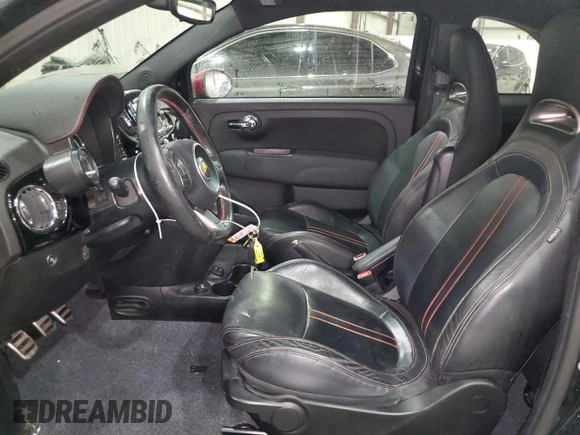 2017 FIAT 500 Abarth z VIN 3C3CFFFH4HT515419, wystawiony jako Copart lot #88055005 z przebiegiem 43 302 mil mil oraz Szkody całkowita. Historia ofert i sprzedaży dostępna na DreamBid. Obrazek 7.