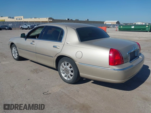 2006 Lincoln Town Car Signature Limited z VIN 1LNHM82V26Y628467, wystawiony jako IAAI lot #42221605 z przebiegiem 249 382 mil mil oraz . Historia ofert i sprzedaży dostępna na DreamBid. Obrazek 3.
