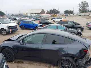 2025 Tesla Model Y Long Range z VIN 7SAYGDED8SF259764, wystawiony jako IAAI lot #42095888 z przebiegiem 2 685 mil mil oraz . Historia ofert i sprzedaży dostępna na DreamBid. Obrazek 15.