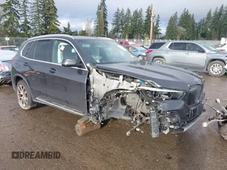 2022 BMW X5 xDrive40i z VIN 5UXCR6C06N9M67099, wystawiony jako IAAI lot #41296632 z przebiegiem Nie podano mil oraz . Historia ofert i sprzedaży dostępna na DreamBid. Obrazek 1.